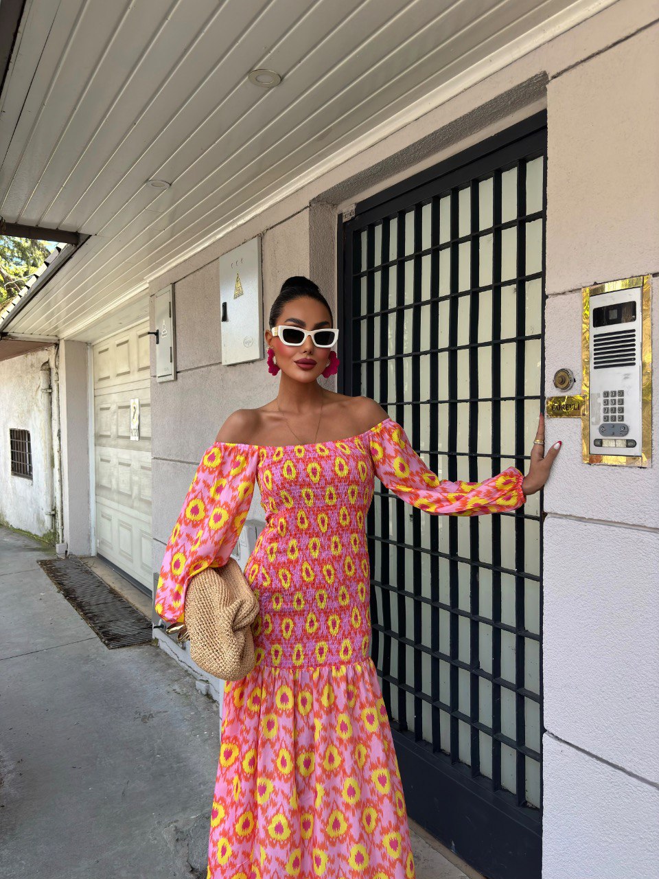 Robe longue à motifs et à épaules dénudées