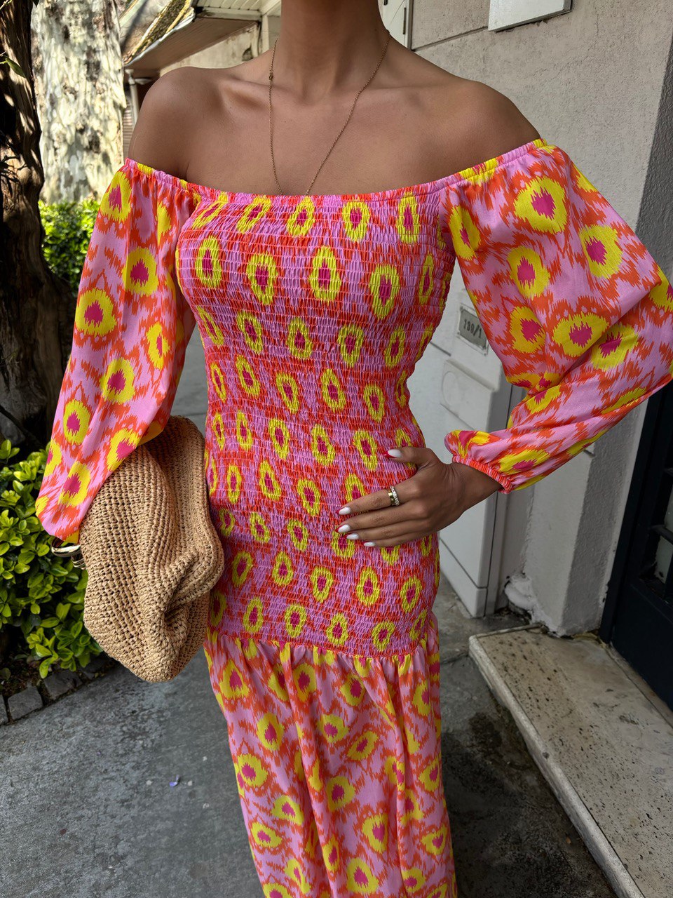 Robe longue à motifs et à épaules dénudées