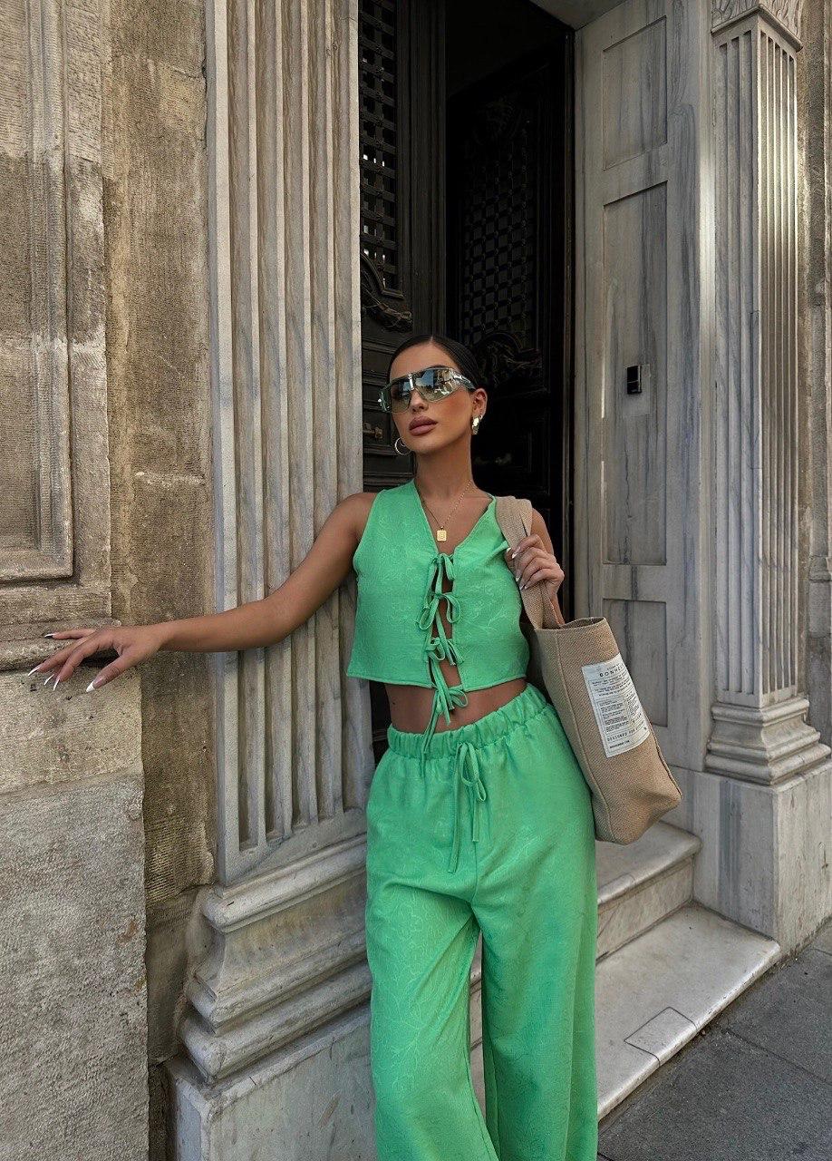 Ensemble pantalon et blouse crop top sans manches