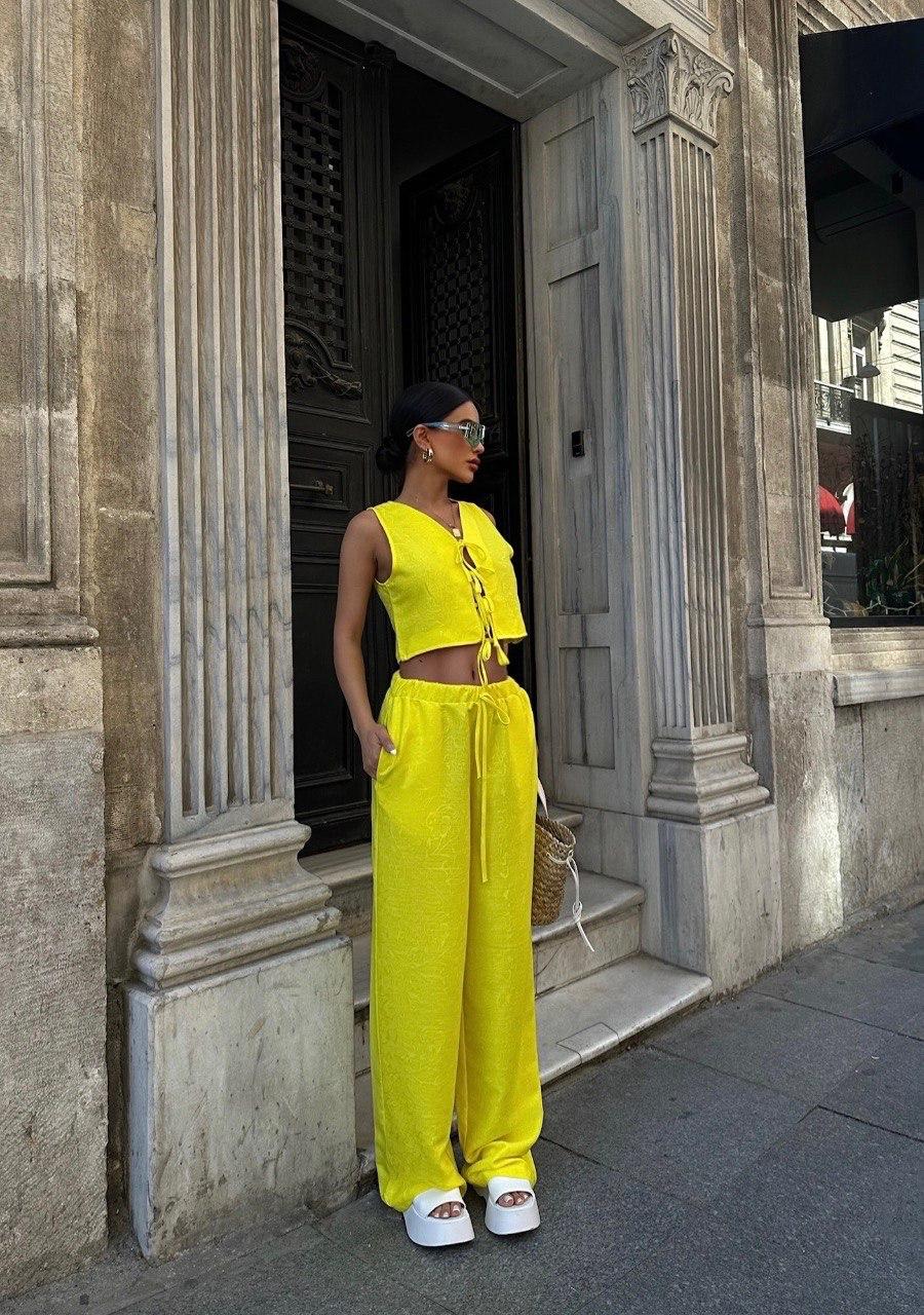Ensemble pantalon et blouse crop top sans manches