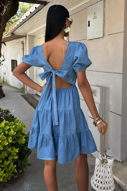 Robe courte à col carré