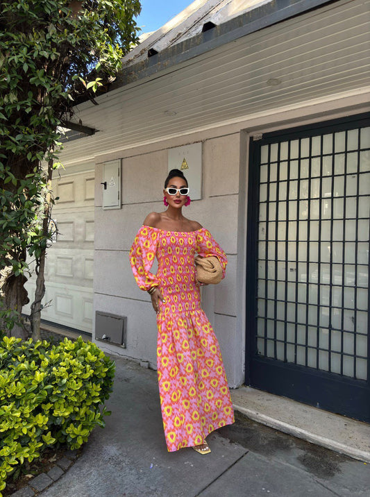 Robe longue à motifs et à épaules dénudées