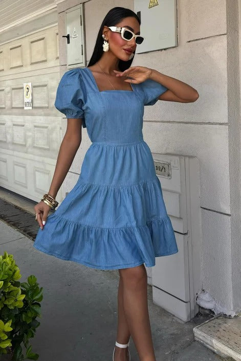 Robe courte à col carré